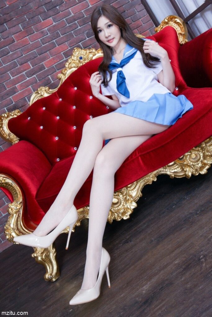 成熟迷人的美少妇，美腿纤细白皙真性感-妩媚图册