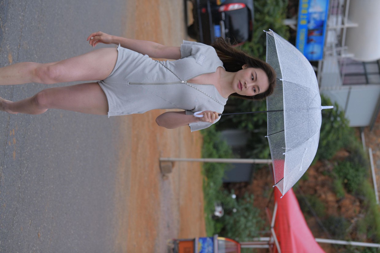 阴雨天在海边骑车的长发女人【156P】00044