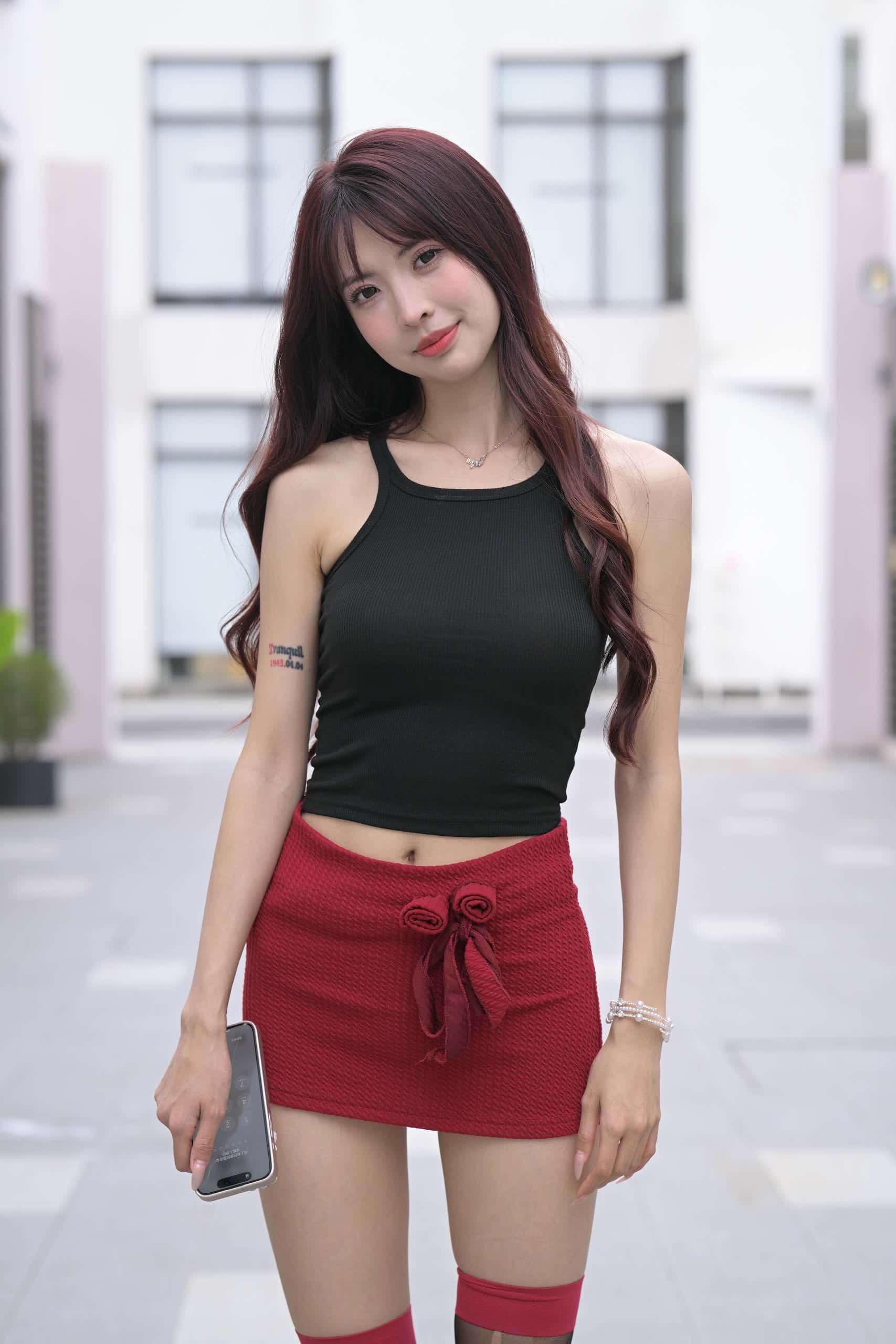 穿红色短裙黑丝的软甜少女【870P】J8145