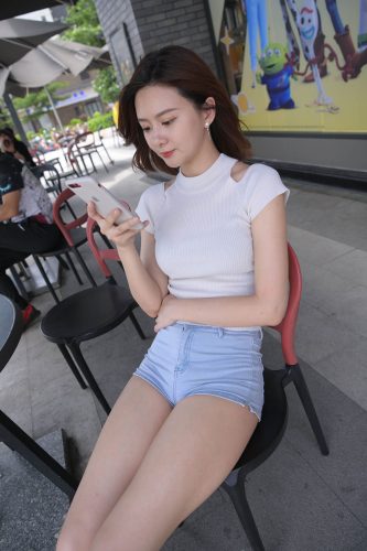 短发牛仔的漂亮女生【2.4G】